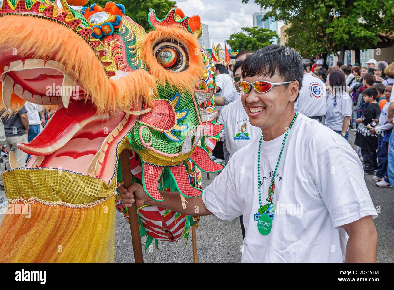Miami Florida, Little Havana, hispanische Calle Ocho, Tres Reyes Magos Parade der drei 3 Könige, chinesischer Drache asiatischer Mann, Stockfoto