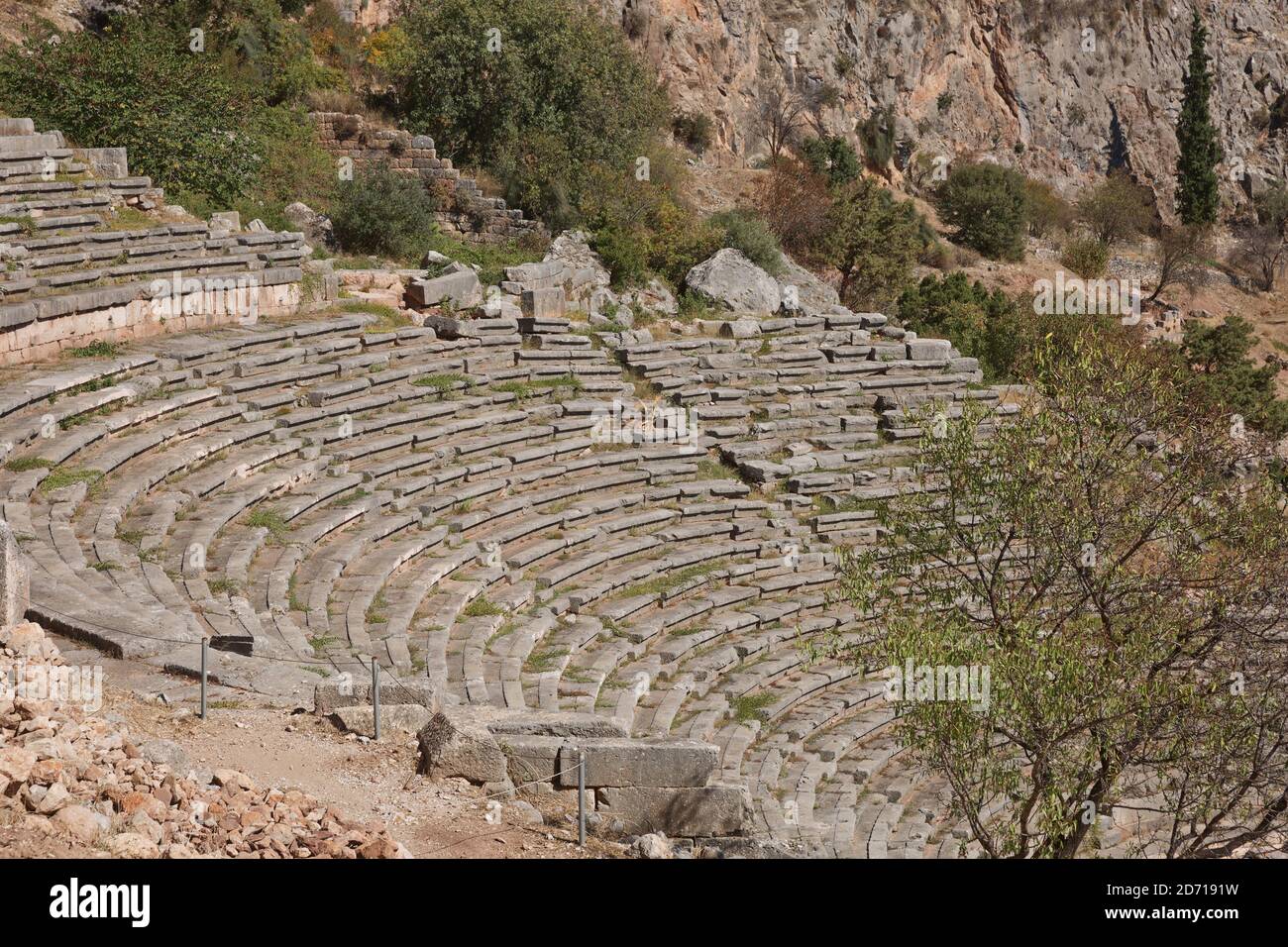 Panoramablick auf das antike Theater von Delphi, Phocis in Griechenland. Das Theater, mit einer Gesamtkapazität von 5,000 Zuschauern, befindet sich am Heiligtum von Stockfoto