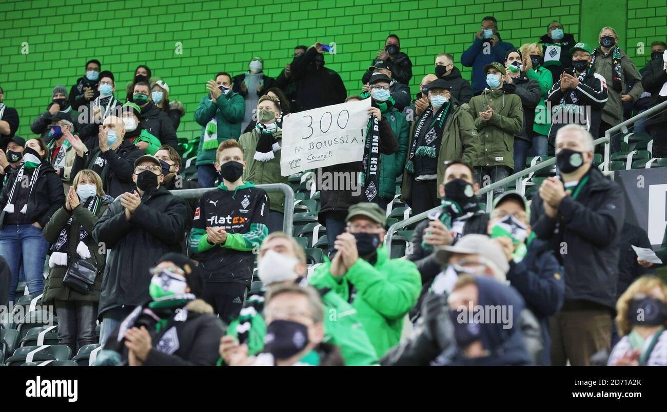 00 Fans im Borussia Park beim Bundesliga-Fußballspiel zwischen Borussia Monchengladbach und VfL Wolfsburg am 17. Oktober 2 Stockfoto