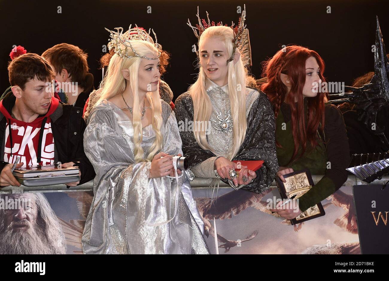 Fans als Elfen im Hobbit: The Battle of the Five Armies Weltpremiere im Odeon Leicester Square und Empire IMAX, London Stockfoto