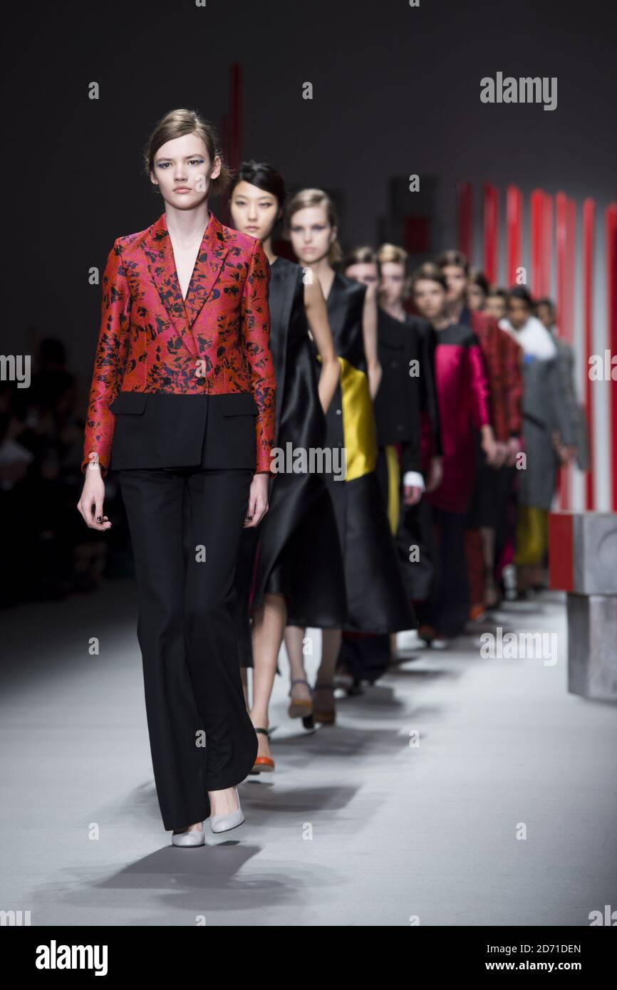 Ein Model auf dem Laufsteg bei der Eudon Choi Modenschau, die im Rahmen der London Fashion Week im BFC im Somerset House stattfand. Stockfoto