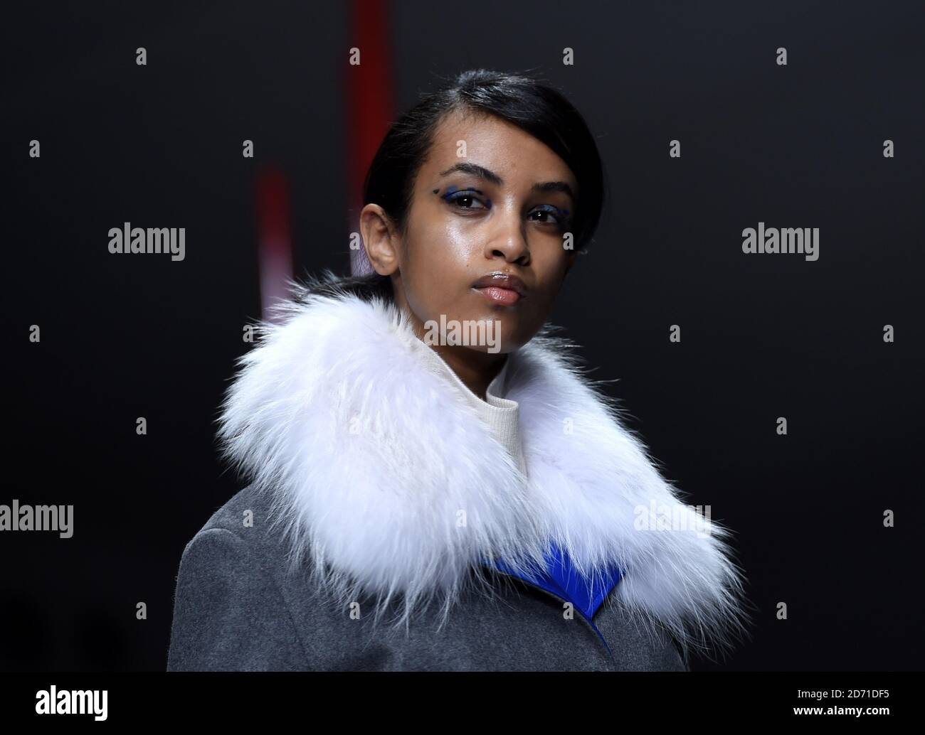 Ein Model auf dem Laufsteg bei der Eudon Choi Modenschau, die im Rahmen der London Fashion Week im BFC im Somerset House stattfand. Stockfoto