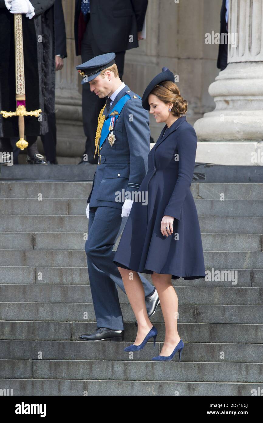 Der Herzog und die Herzogin von Cambridge nehmen an einem Gedenkgottesdienst zur Beendigung der Kampfhandlungen in Afghanistan in der St. Paul's Cathedral in London Teil. Stockfoto