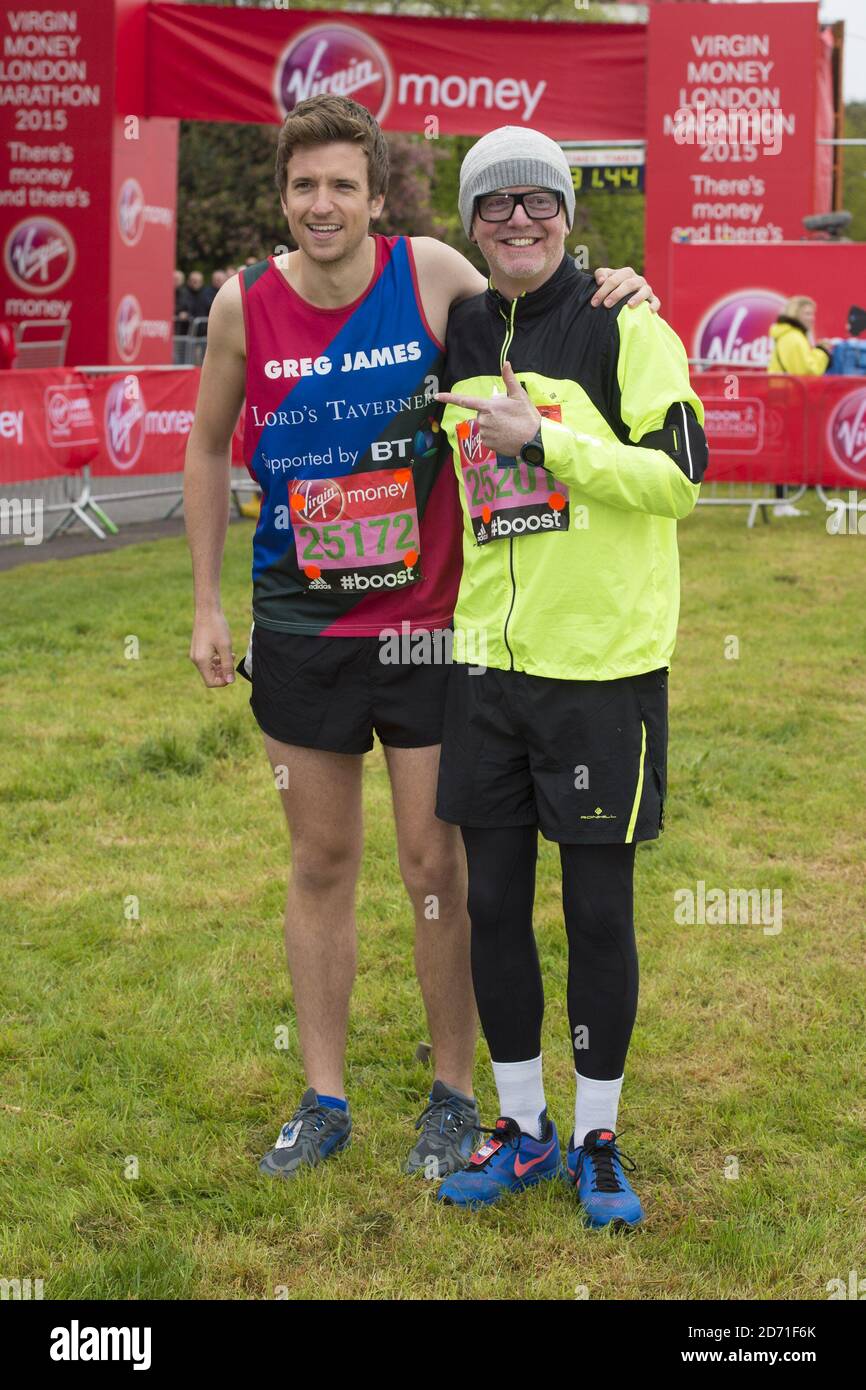 Greg James und Chris Evans im Bild am Start des London Marathon in Blackheath, London. Stockfoto