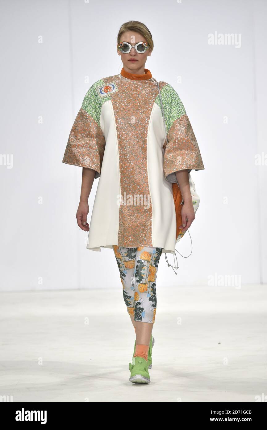 Ein Modell trägt ein Design von Beth Davies, während der Bath Spa University Show während der Graduate Fashion Week, die im Old Truman Bewery in der Brick Lane im Osten Londons stattfindet. Stockfoto