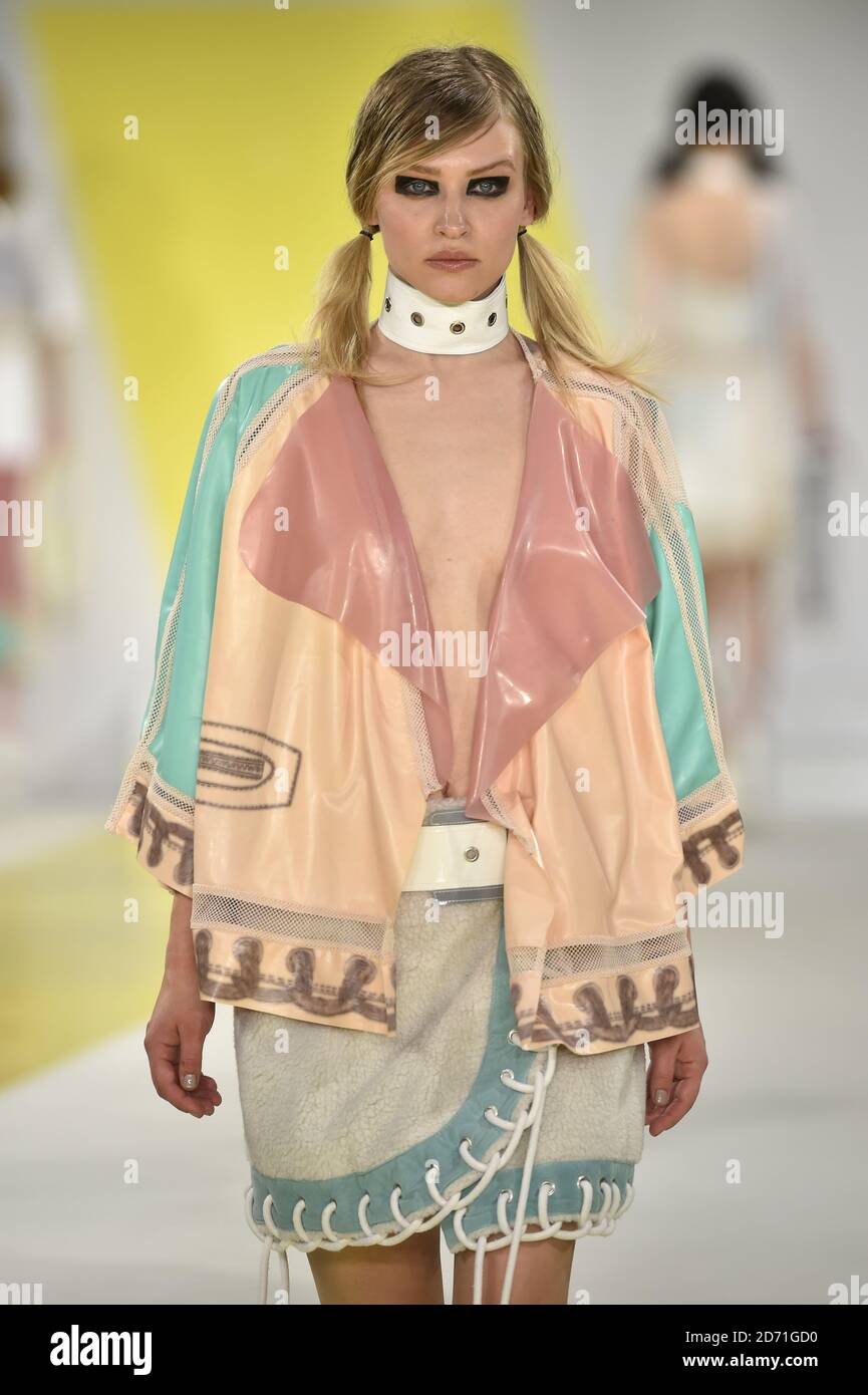 Ein Modell trägt ein Design von Holly Walsh während der De Montfort University Show während der Graduate Fashion Week, die im Old Truman Bewery in der Brick Lane im Osten Londons stattfindet. Stockfoto