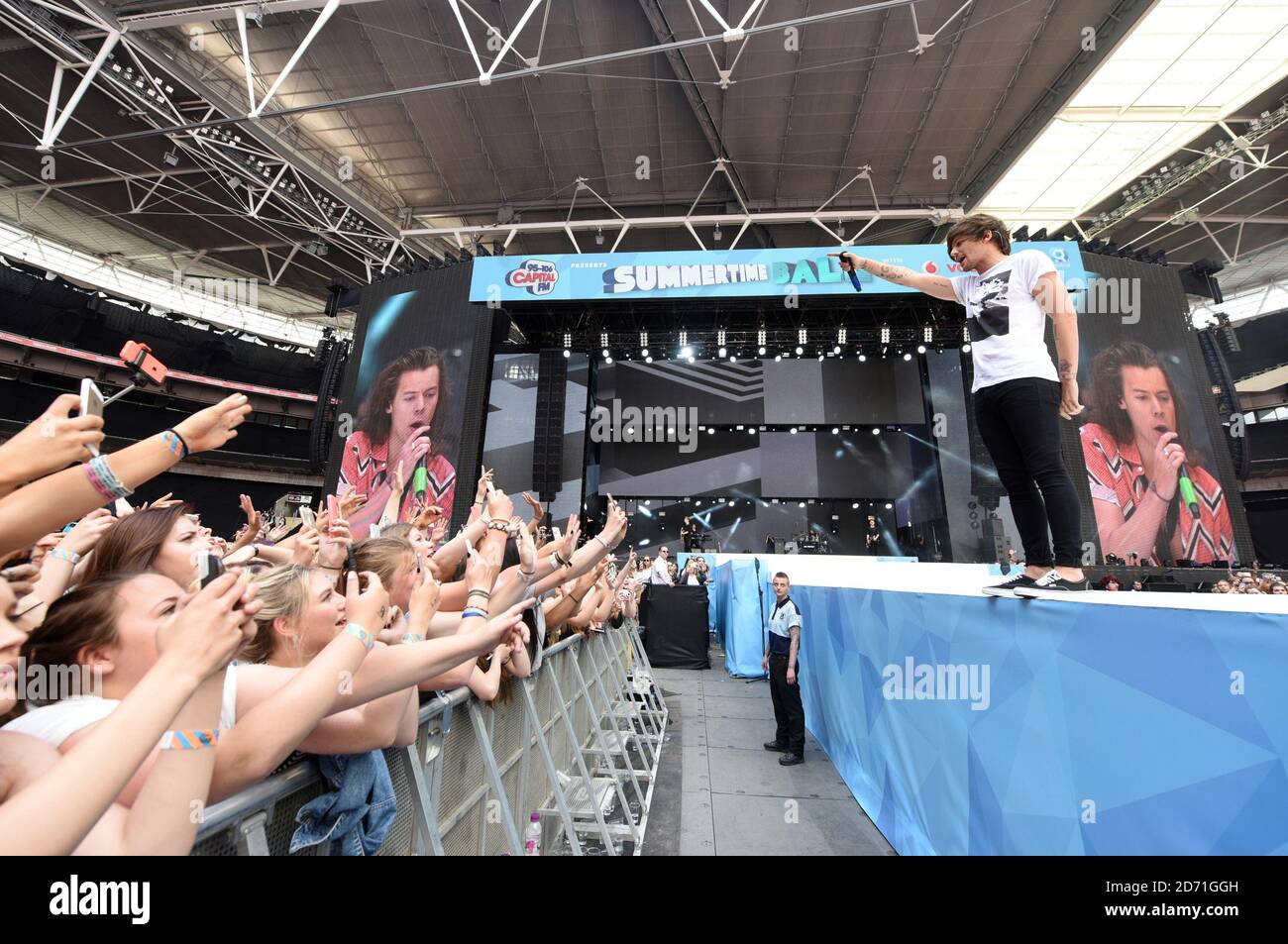 EXKLUSIVE Louis Tomlinson of One Direction tritt während des Summertime Ball von Capital FM im Wembley Stadium, London, auf der Bühne auf. Stockfoto