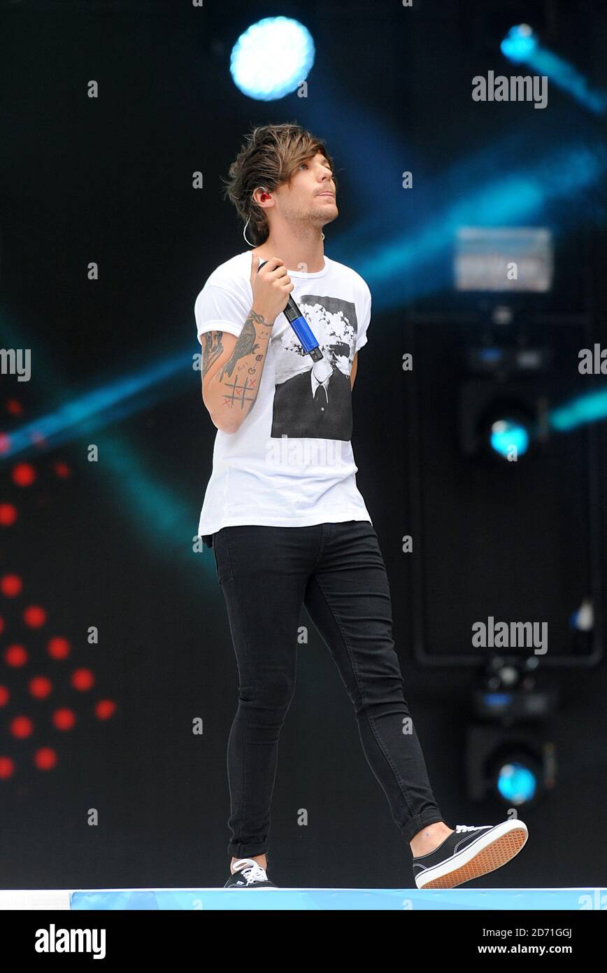 EXKLUSIVE Louis Tomlinson of One Direction tritt während des Summertime Ball von Capital FM im Wembley Stadium, London, auf der Bühne auf. Stockfoto