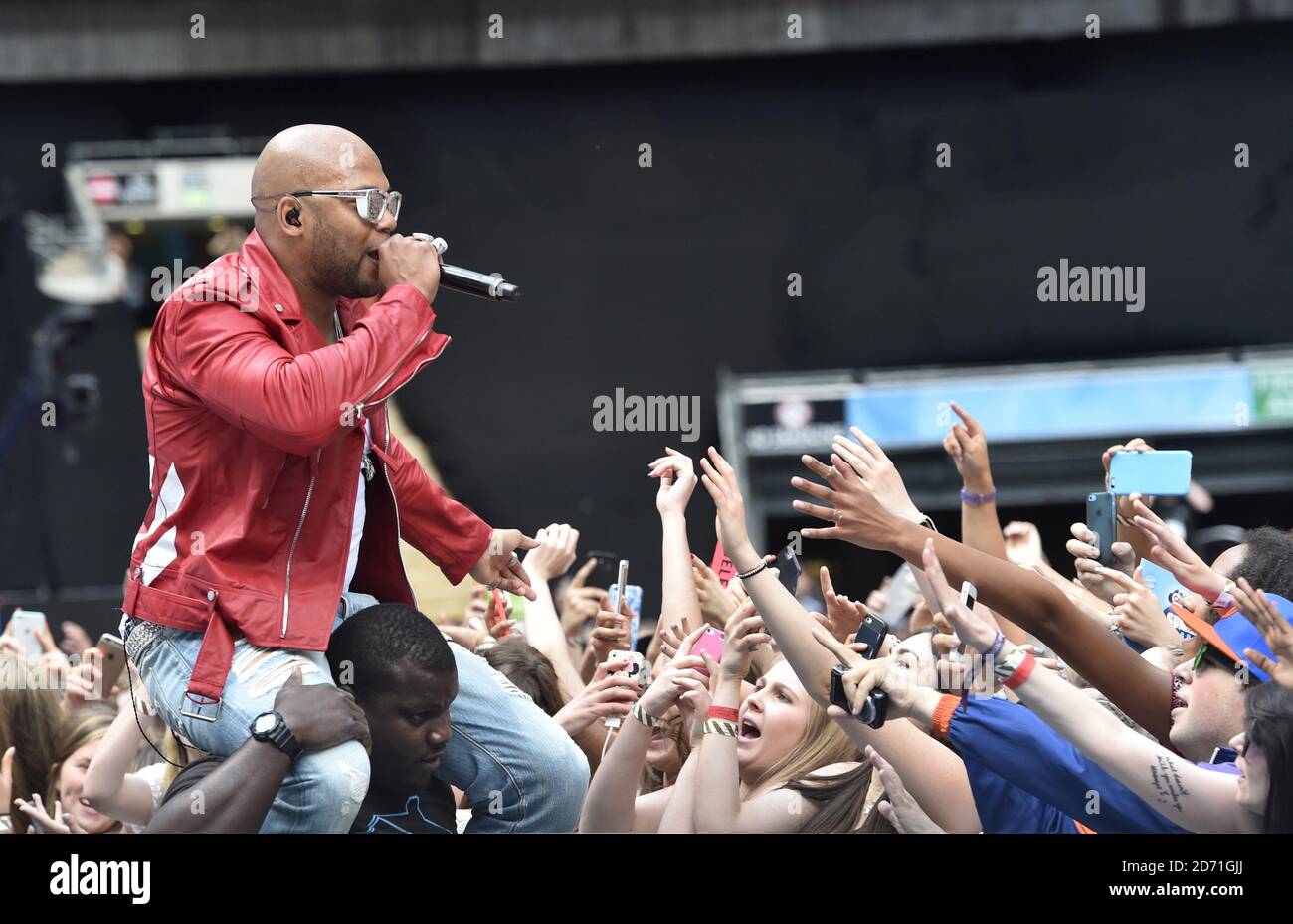 WÄHREND des Summertime Ball von Capital FM im Wembley Stadium, London, TRITT FLO Rida AUF der Bühne auf. Stockfoto