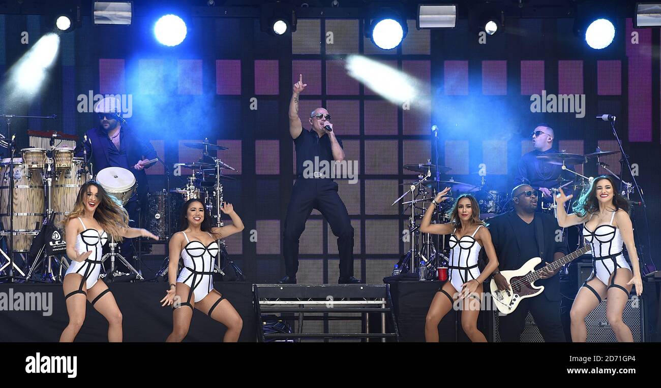 EXKLUSIVE Pitbull-Performance auf der Bühne während Capital FM's Summertime Ball im Wembley Stadium, London. Stockfoto