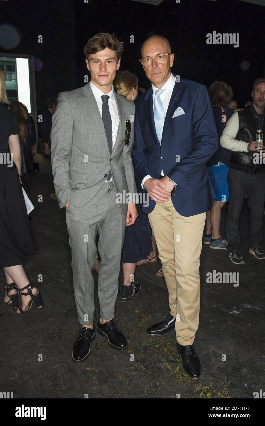 Oliver Cheshire und Dylan Jones nahmen an der Topman Design Show während der London Collections: Men des British Fashion Council im Old Sorting Office in London Teil. Stockfoto