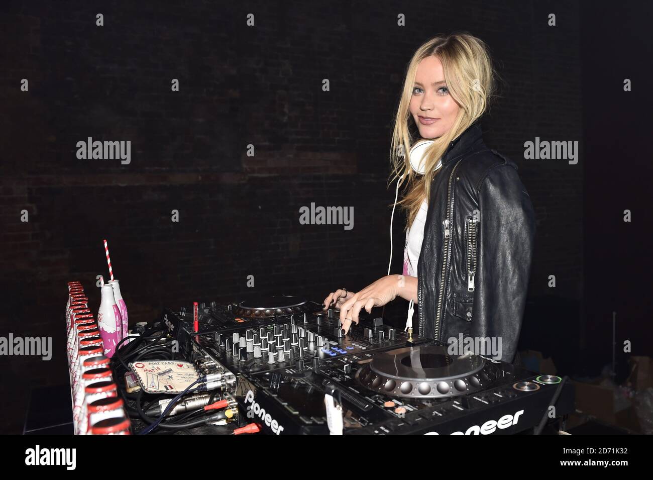 Laura Whitmore Ankunft Bei Der Promi Launch Veranstaltung Fur Die Spongebob Fancypants Charity Auktion In Aid Of Childline In Der County Hall Southbank London Stockfotografie Alamy