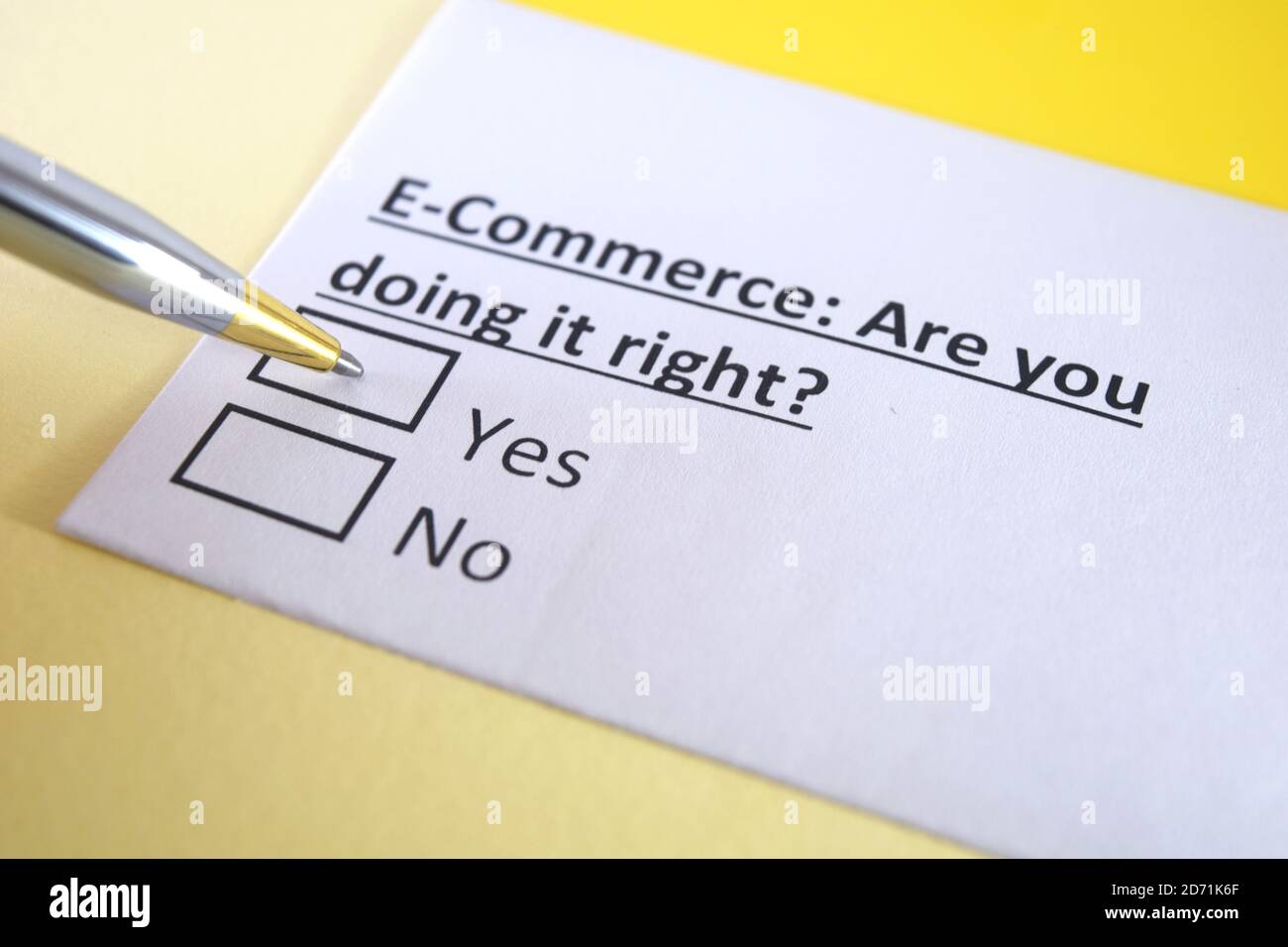 Eine Person beantwortet Fragen zum Thema E-Commerce. Stockfoto