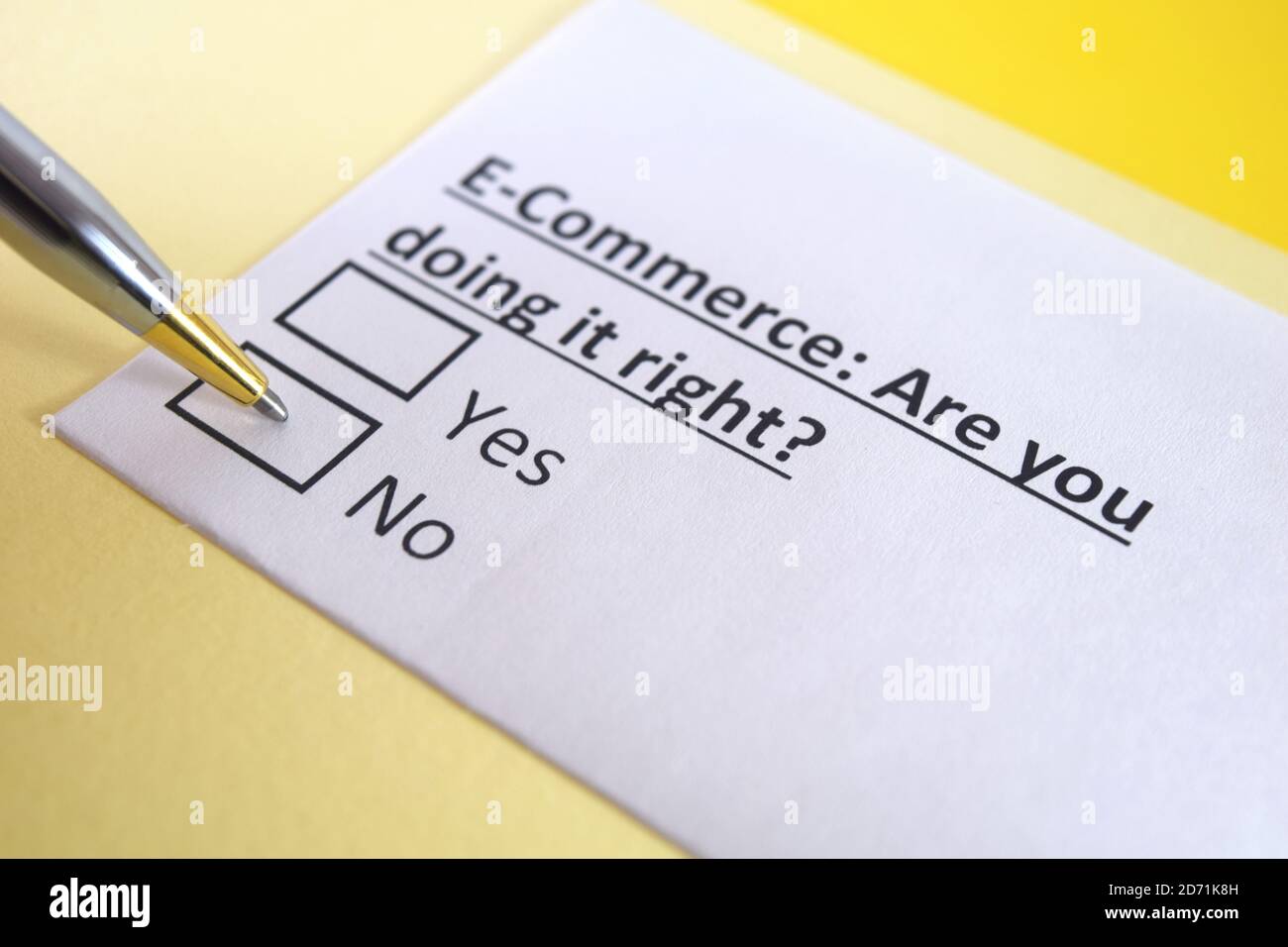 Eine Person beantwortet Fragen zum Thema E-Commerce. Stockfoto