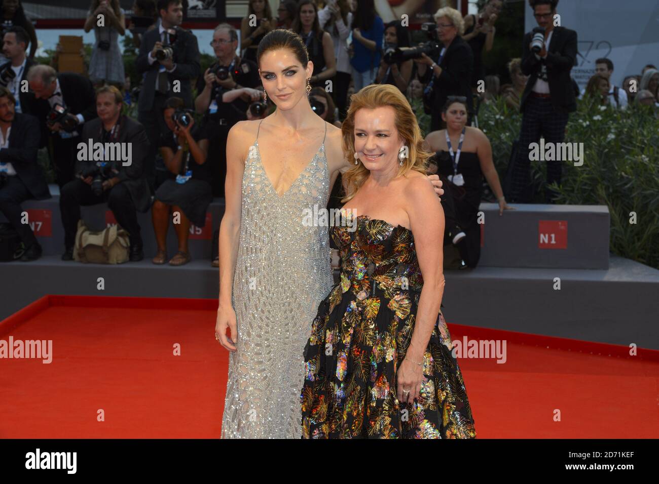 Hilary Rhoda und Caroline Gruosi-Scheufele bei der Premiere von Spotlight auf den 72. Filmfestspielen in Venedig, Italien. Stockfoto