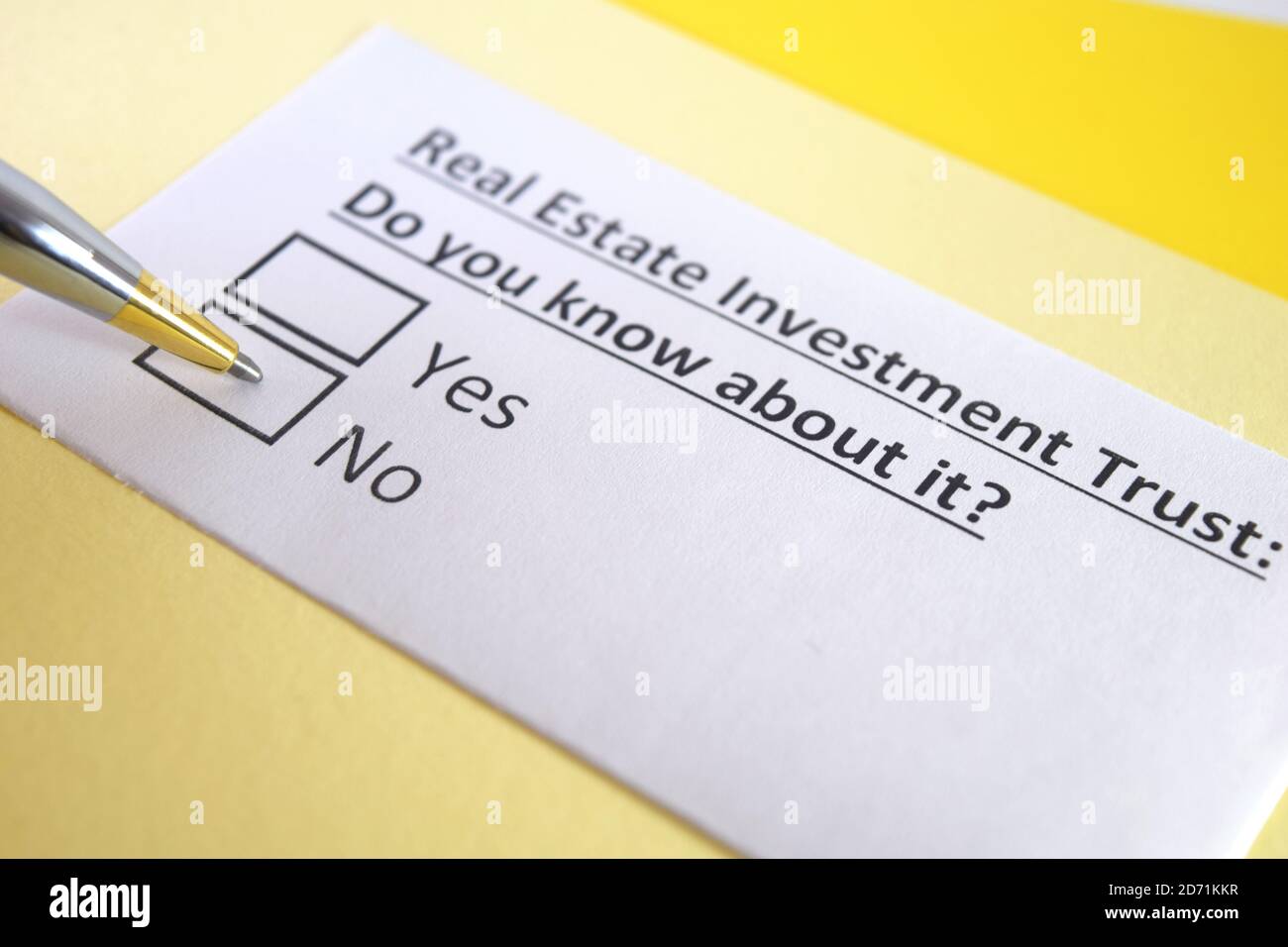 Eine Person beantwortet Frage über Immobilien-Investment-Vertrauen. Stockfoto