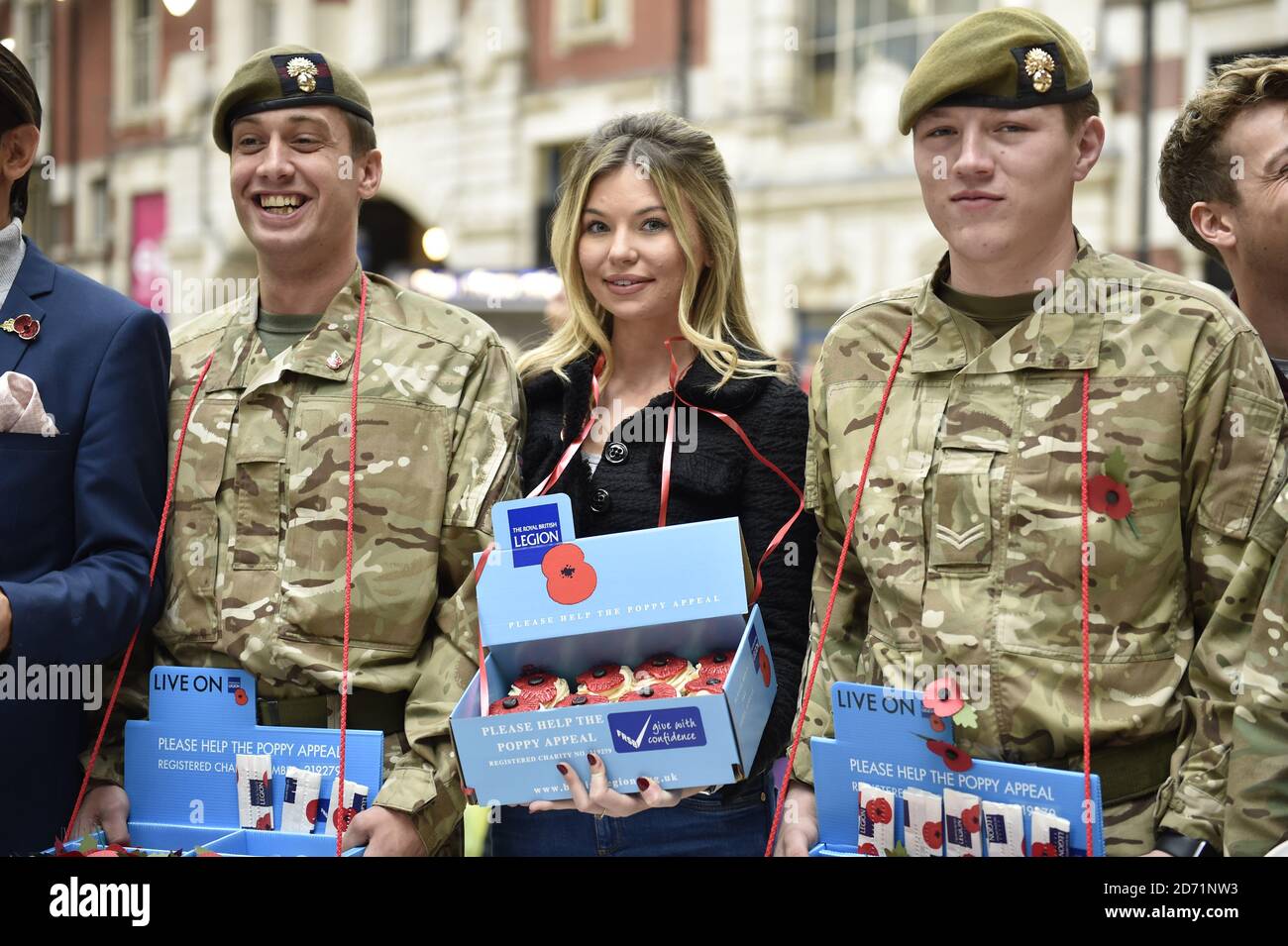 Hergestellt in Chelseas Georgia Toffolo hilft Freiwilligen, für die Royal British Legion in Victoria Station in London zu sammeln. Stockfoto