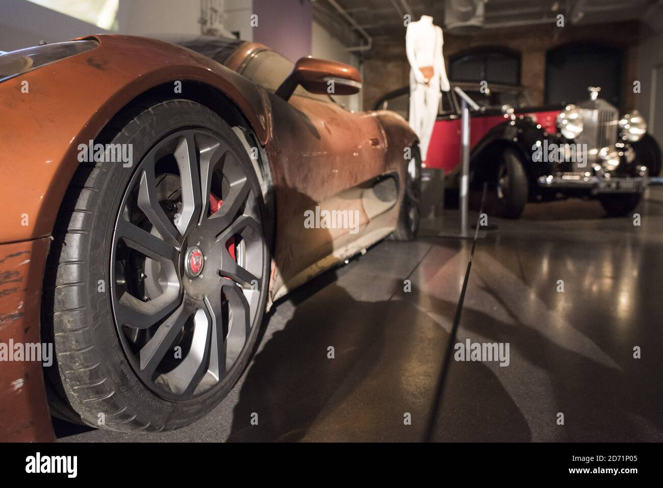 Autos aus dem Film Spectre in der Bond in Motion Ausstellung im London Film Museum in Covent Garden, London. Stockfoto