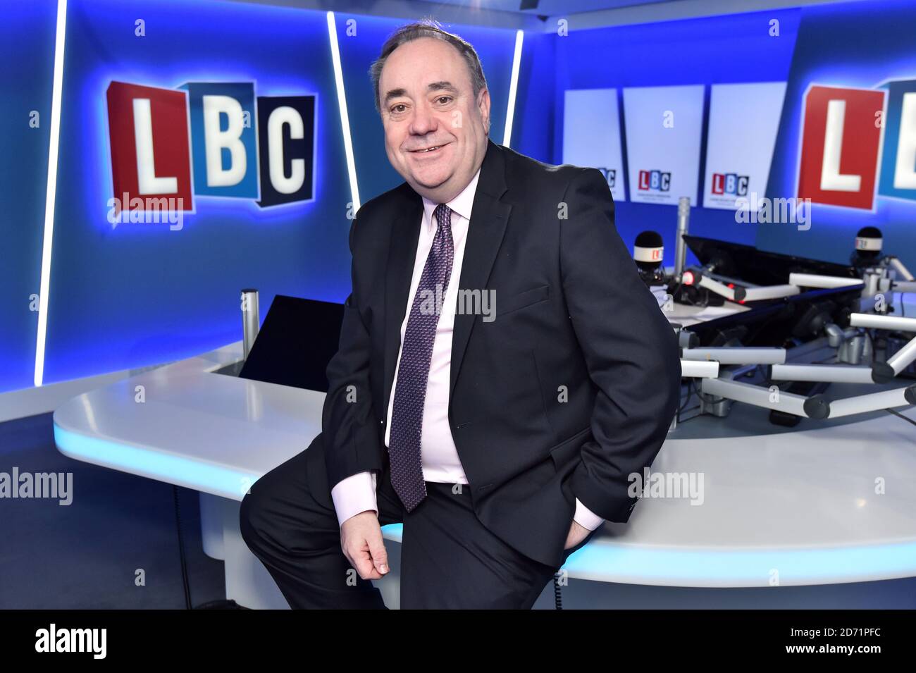 Alex Salmond im LBC-Studio in London, wo er ab dem 13. Januar seine eigene wöchentliche Show veranstalten wird. "Die Alex Salmond Phone-in auf LBC" wird live jeden Mittwoch von 16.00 bis 16.30 Uhr, während Iain Daleâ €™s Show. Stockfoto