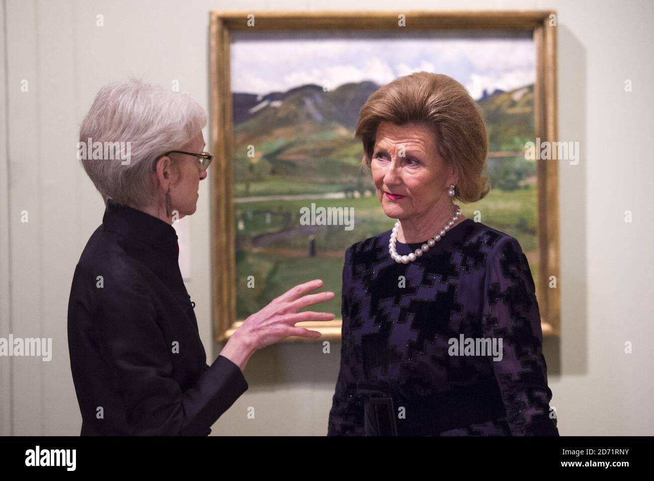 Ihre Majestät Königin Sonja von Norwegen im Bild mit der Kuratorin Maryanne Stevens während eines Besuchs der Nikolai Astrup Ausstellung in der Dulwich Picture Gallery im Süden Londons. Stockfoto