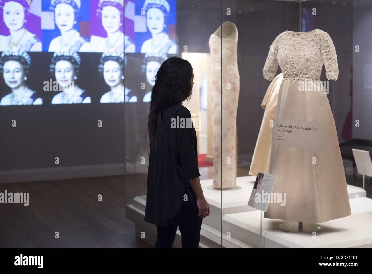Ein Abendkleid von Hardy Amies, getragen von der Queen, wird in der neuen Fashion Rules Ausstellung gezeigt, mit Stücken aus den Kollektionen von HM the Queen, Princess Margaret und Diana, Princess of Wales, im Kensington Palace in London. Stockfoto