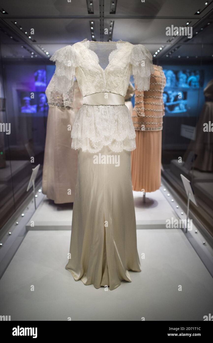 Ein Abendkleid von Bruce Oldfield, getragen von Prinzessin Diana, wird in  der neuen Fashion Rules Ausstellung gezeigt, mit Stücken aus den  Kollektionen von HM the Queen, Prinzessin Margaret und Diana, Prinzessin von