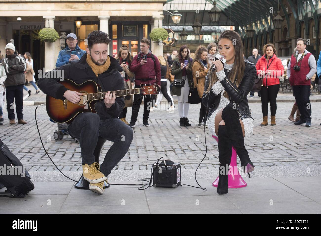 Megan McKenna Busking in Covent Garden, London, zu fördern, ihre aktuelle Auftritt auf MTVâ €™s Ex am Strand. Stockfoto