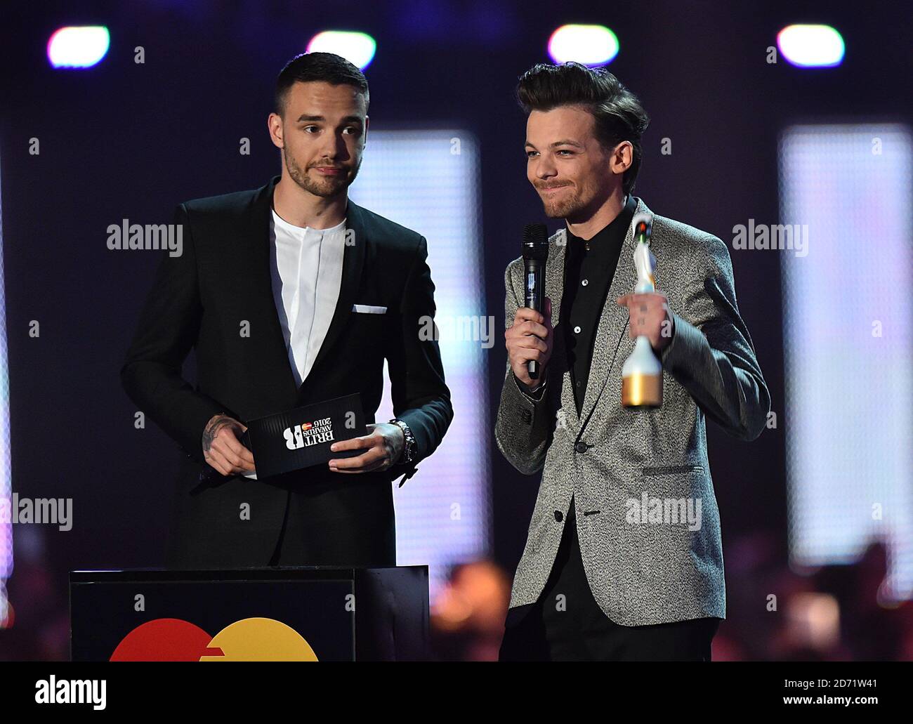 Liam Payne und Louis Tomlinson auf der Bühne während der Brit Awards 2016 in der O2 Arena, London. Stockfoto