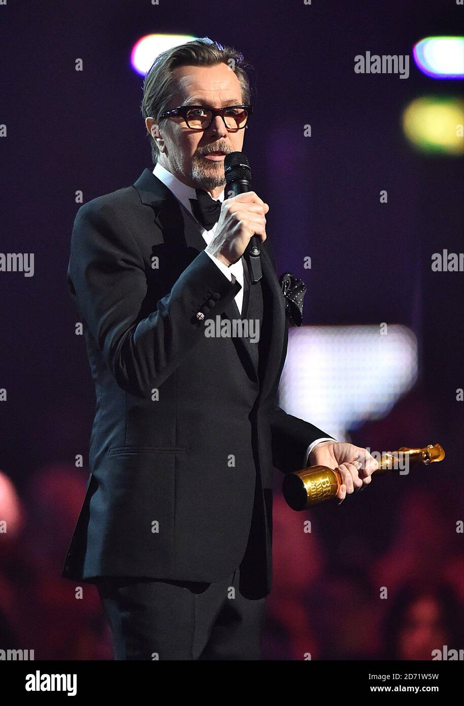 Gary Oldman nimmt den Brits Icon Award im Namen des verstorbenen David Bowie auf der Bühne während der Brit Awards 2016 in der O2 Arena in London entgegen. Stockfoto