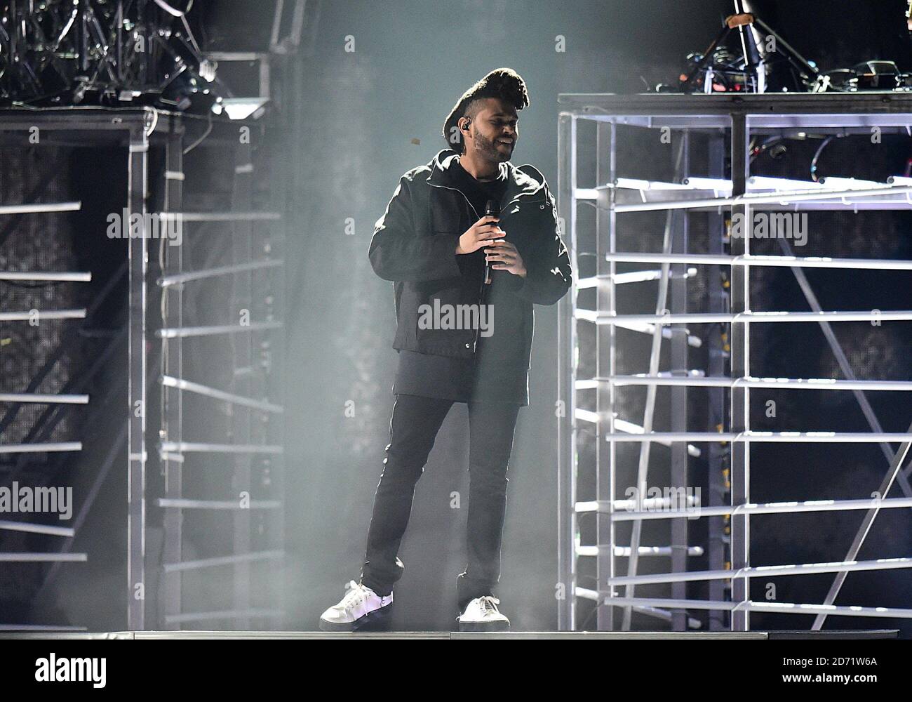 The Weeknd auf der Bühne während der Brit Awards 2016 in der O2 Arena, London. Stockfoto