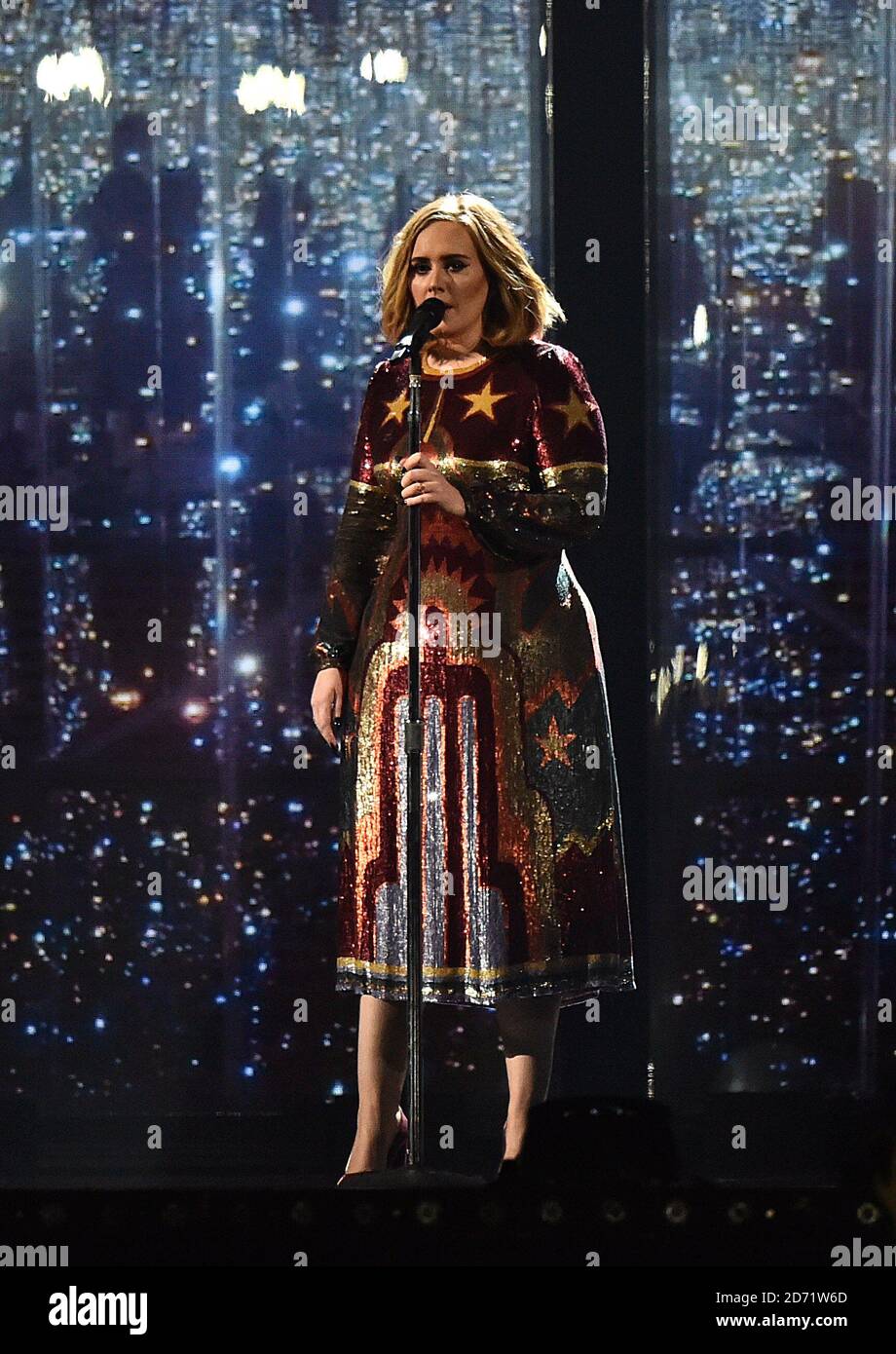 Adele auf der Bühne während der Brit Awards 2016 in der O2 Arena, London. Stockfoto