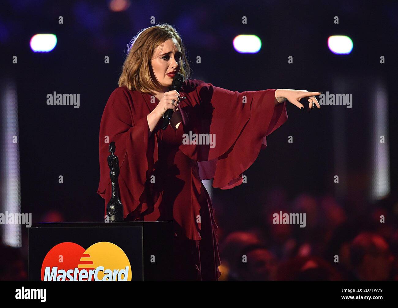 Adele erhält den Global Success Award während der Brit Awards 2016 in der O2 Arena, London Stockfoto