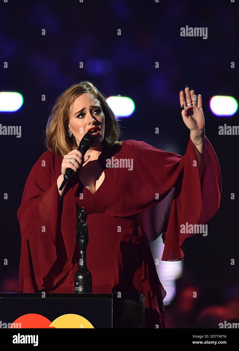 Adele erhält den Global Success Award während der Brit Awards 2016 in der O2 Arena, London Stockfoto