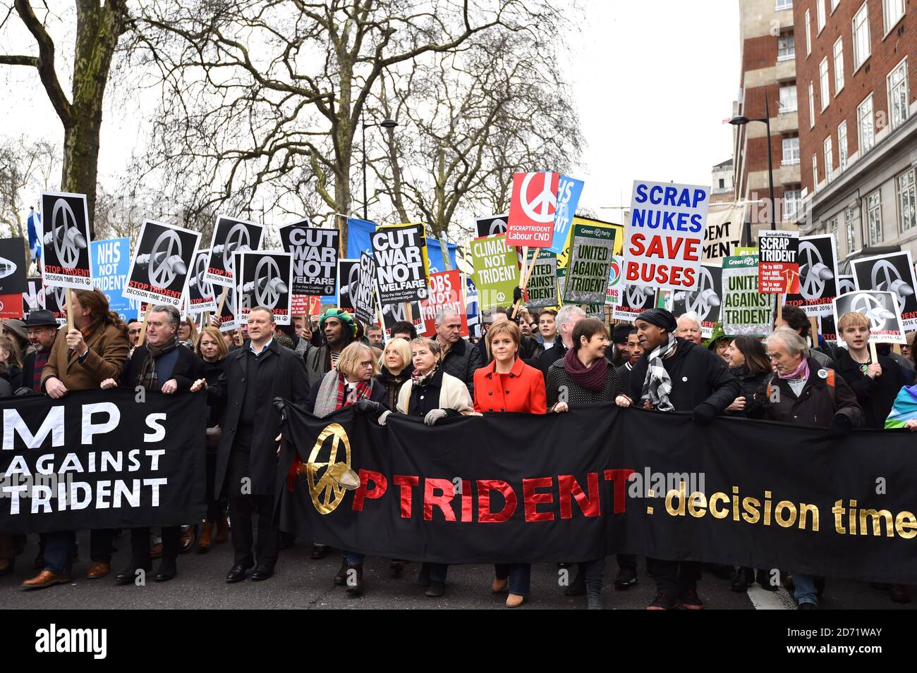 Der schottische erste Minister Nicola Sturgeon schließt sich den Protestierenden bei einer Stop Trident Protestkundgebung in London an. Stockfoto