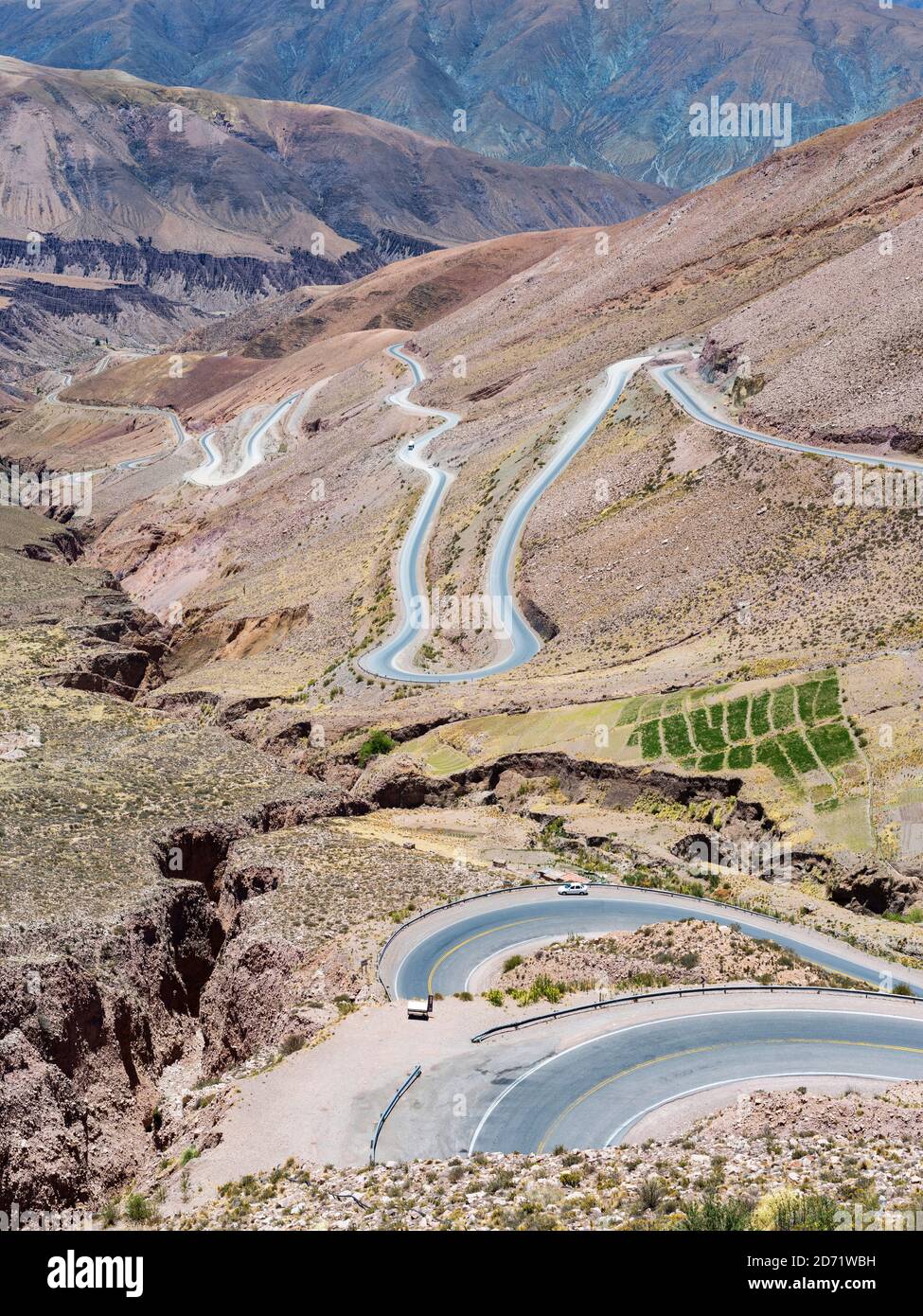 Nationalstraße RN 52, die Bergstraße Cuesta del Lipan, die zum Abra de Potrerillos hinaufsteigt. Südamerika, Argentinien, November Stockfoto