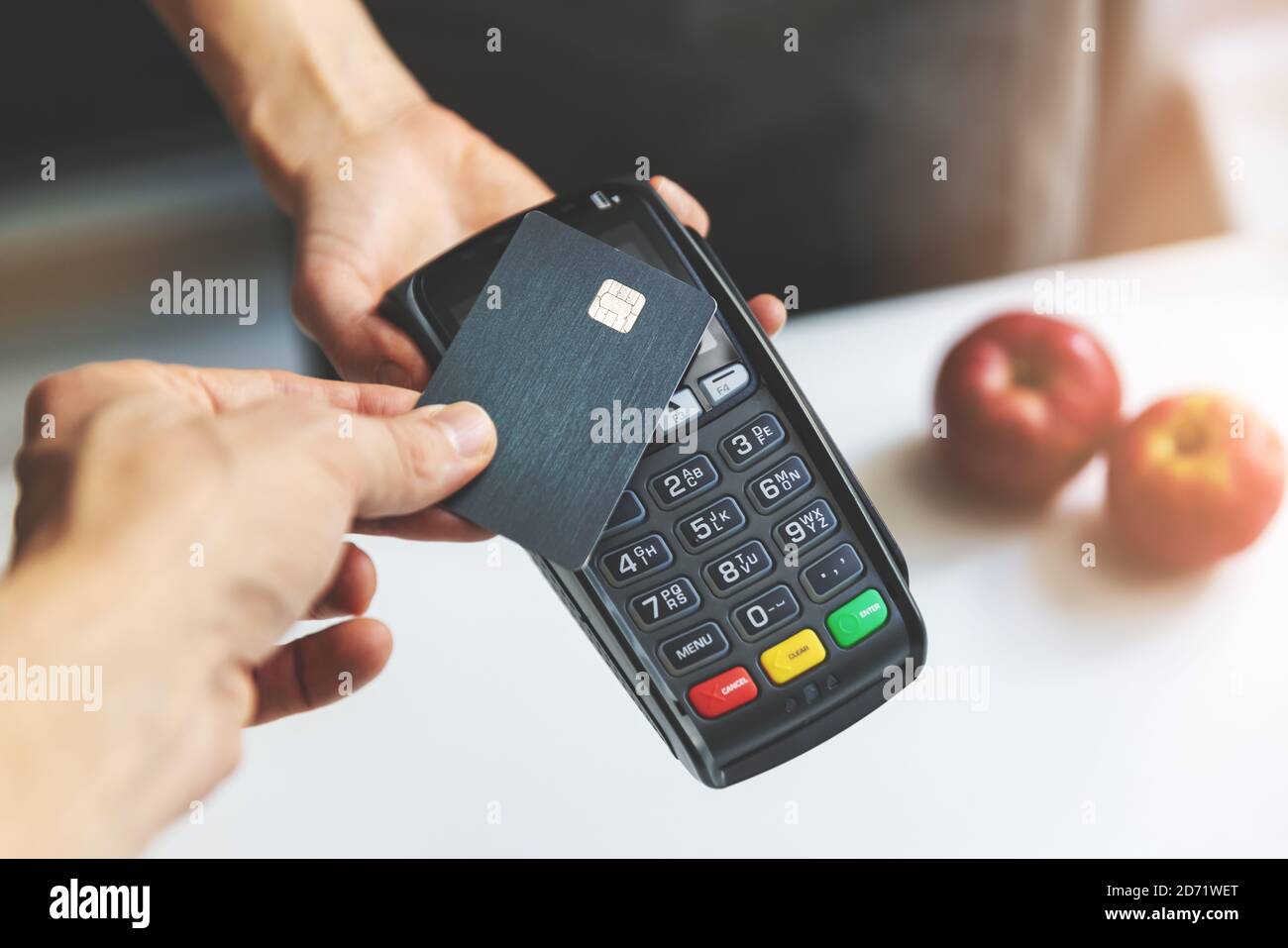 nfc kontaktlose Bezahlung per Kreditkarte und POS-Terminal Stockfoto