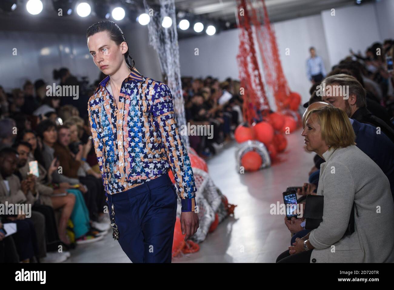 Ein Model auf dem Laufsteg während der Katie Eary London Collections Men SS17 Show im BFC Venue auf 180 Strand. Stockfoto