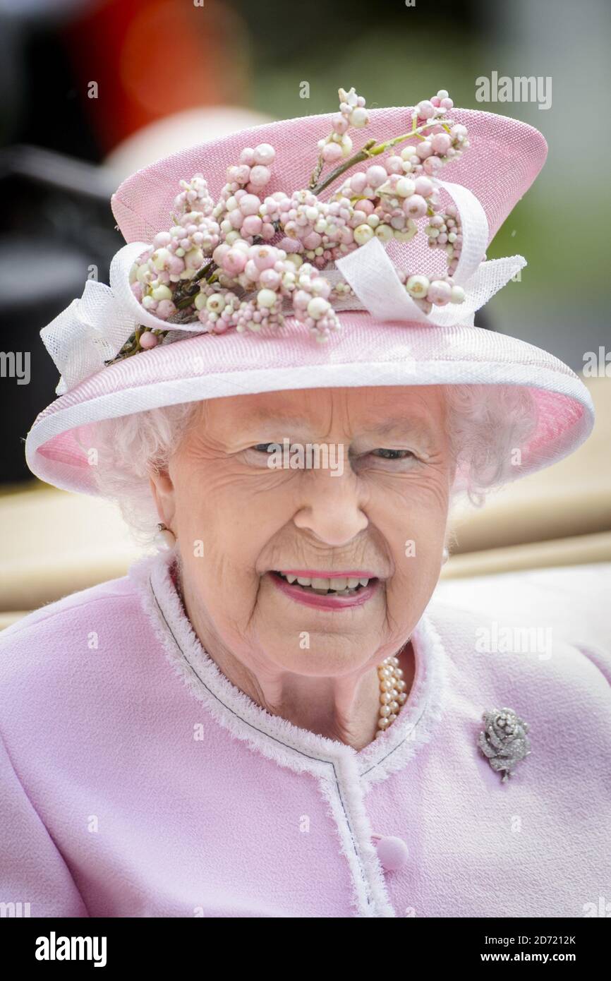 Königliche Hoheit Elisabeth II. Während des zweiten Tages von Royal Ascot 2016, auf der Rennbahn Ascot. Stockfoto