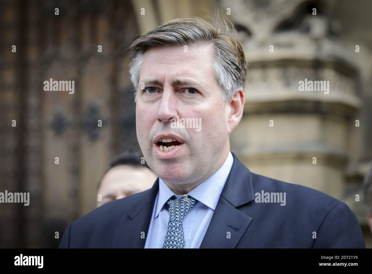 Der Vorsitzende des Ausschusses 1922, Graham Brady, gibt vor Reportern in Westminster, London, eine Erklärung ab, in der Theresa May als neue konservative Führerin eingesetzt wird. Stockfoto