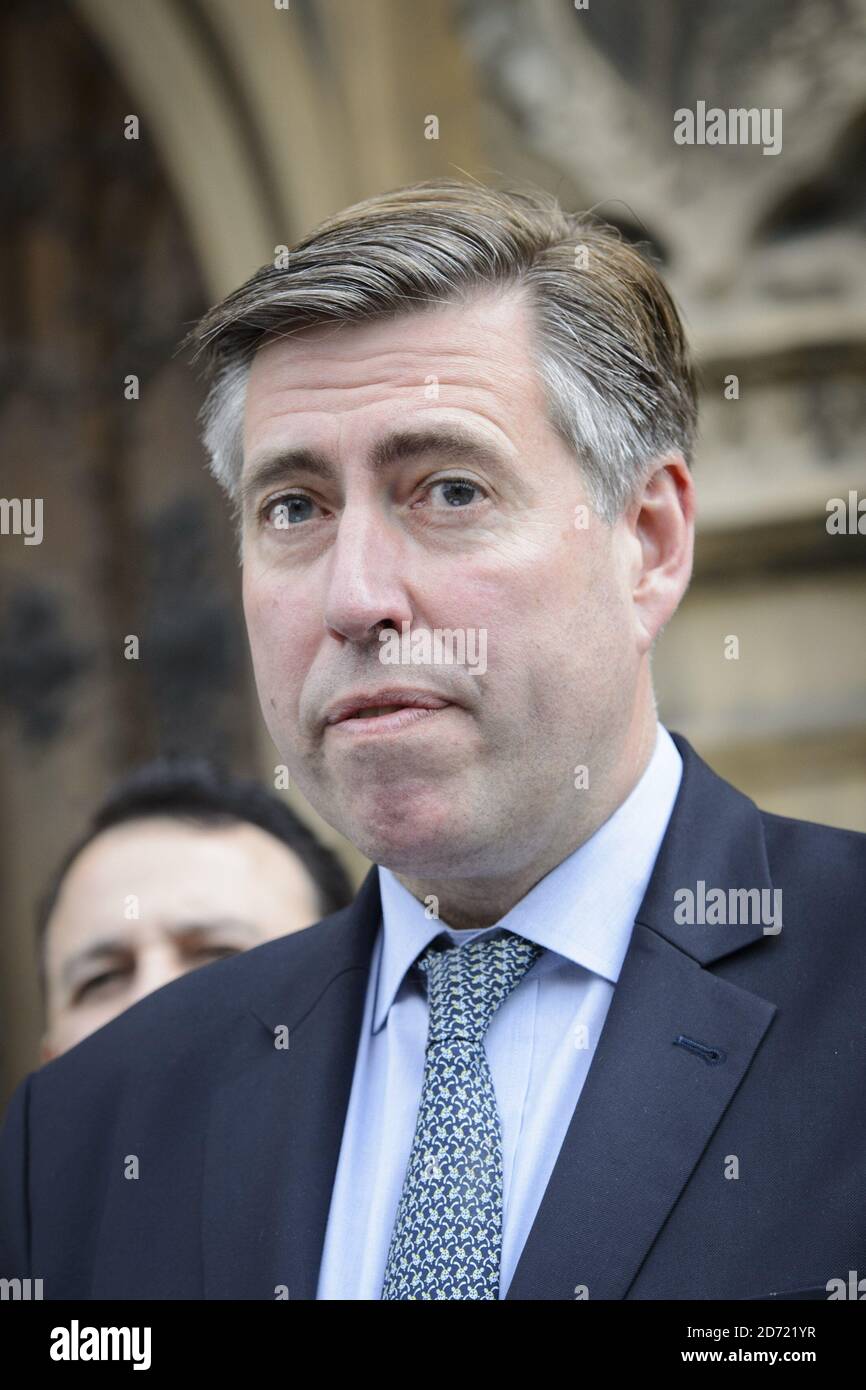 Der Vorsitzende des Ausschusses 1922, Graham Brady, gibt vor Reportern in Westminster, London, eine Erklärung ab, in der Theresa May als neue konservative Führerin eingesetzt wird. Stockfoto