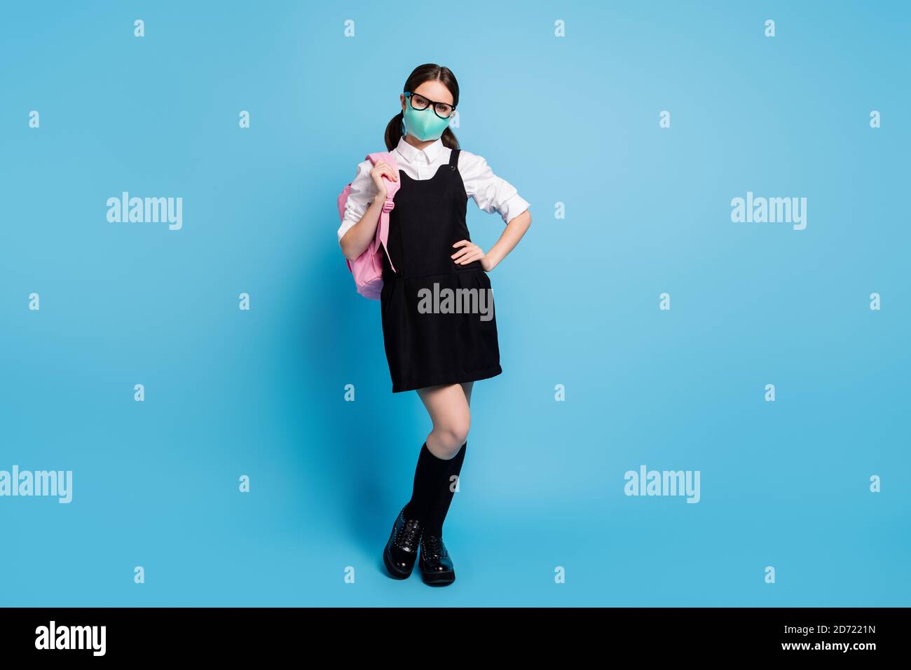 In voller Länge Foto von attraktiven College-Student Mädchen halten Rucksack Bereit lernen akademisch Vorlesung tragen medizinische Maske weiße Bluse Schwarzer Rock Stockfoto