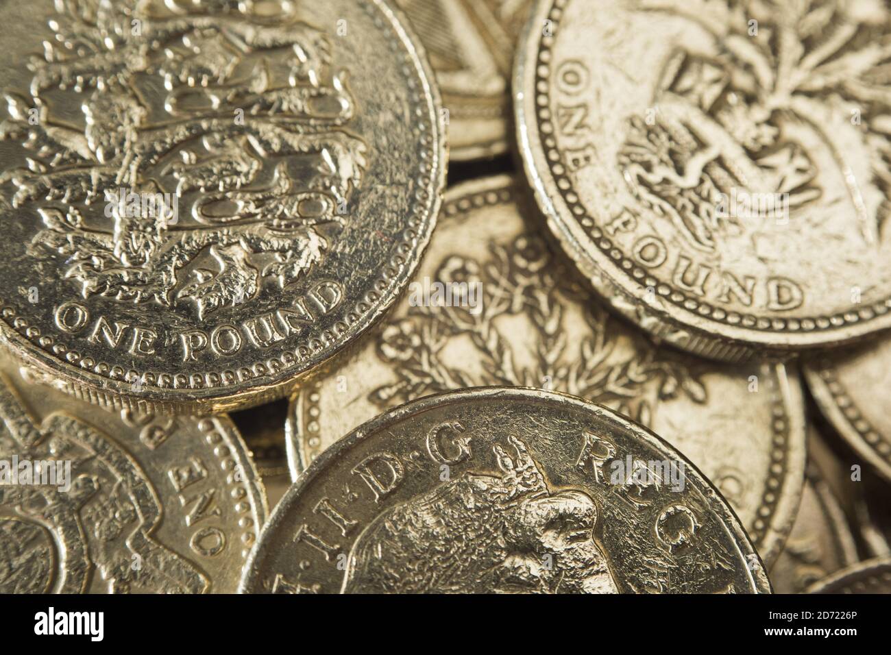 Eine Auswahl von 1-Pfund-Münzen, da das Pfund gegenüber Dollar und Euro weiterhin schwach ist, nachdem es nach dem Brexit-Referendum auf ein 30-Jahres-tief gefallen ist. Stockfoto