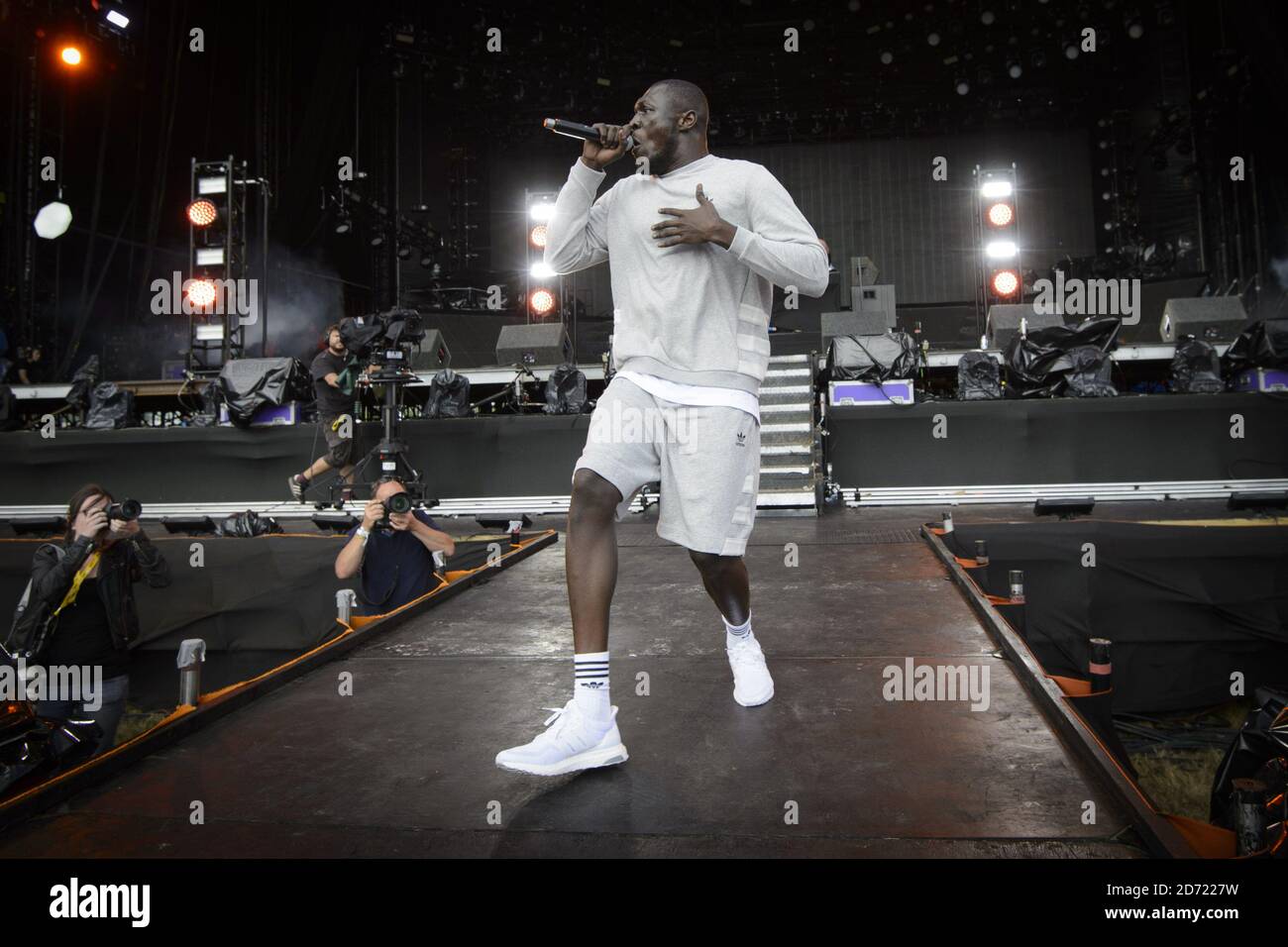 Stormzy tritt auf der Hauptbühne während des V Festivals im Hylands Park in Chelmsford, Essex auf. Stockfoto