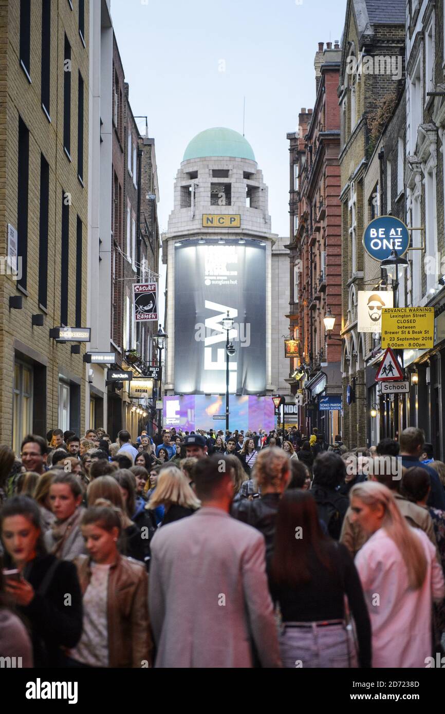 Atmosphäre in Soho während der London Fashion Week, im BFC Show Space, Brewer Street Car Park, London. Bilddatum: Samstag, 17. 2016. Bildnachweis sollte lauten: Matt Crossick/ EMPICS Entertainment. Stockfoto