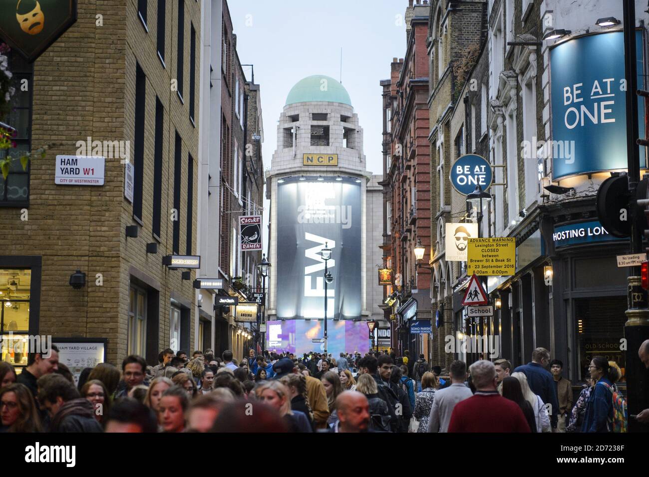 Atmosphäre in Soho während der London Fashion Week, im BFC Show Space, Brewer Street Car Park, London. Bilddatum: Samstag, 17. 2016. Bildnachweis sollte lauten: Matt Crossick/ EMPICS Entertainment. Stockfoto