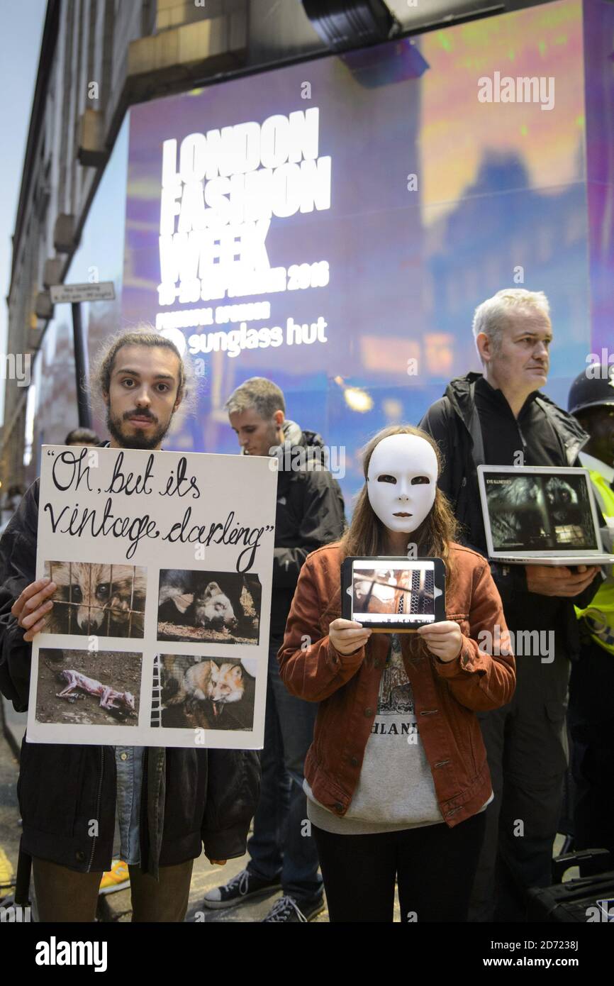 Demonstranten demonstrieren während der London Fashion Week vor dem BFC Show Space, Brewer Street Car Park, London, gegen den Pelzhandel. Bilddatum: Samstag, 17. 2016. Bildnachweis sollte lauten: Matt Crossick/ EMPICS Entertainment. Stockfoto