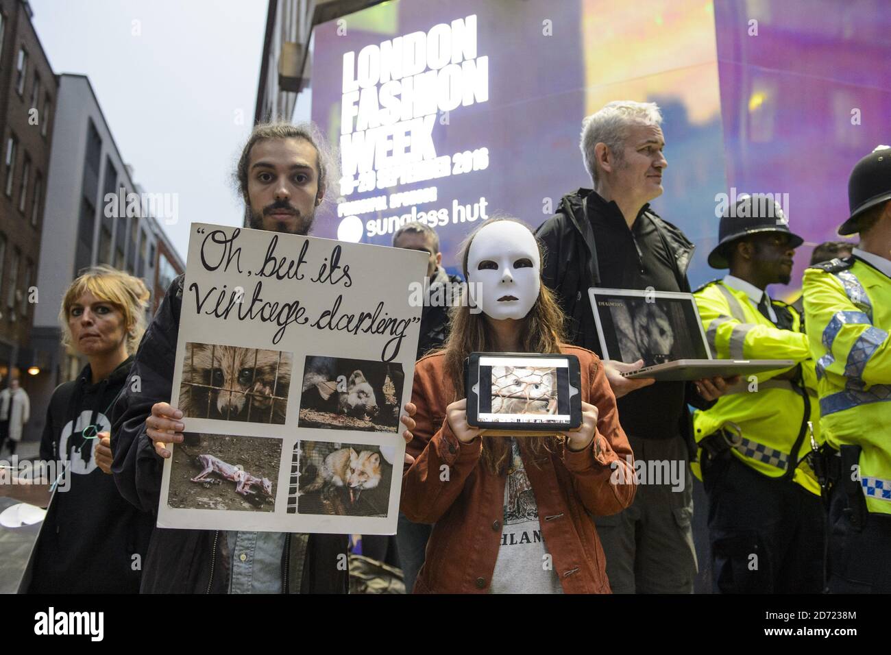Demonstranten demonstrieren während der London Fashion Week vor dem BFC Show Space, Brewer Street Car Park, London, gegen den Pelzhandel. Bilddatum: Samstag, 17. 2016. Bildnachweis sollte lauten: Matt Crossick/ EMPICS Entertainment. Stockfoto