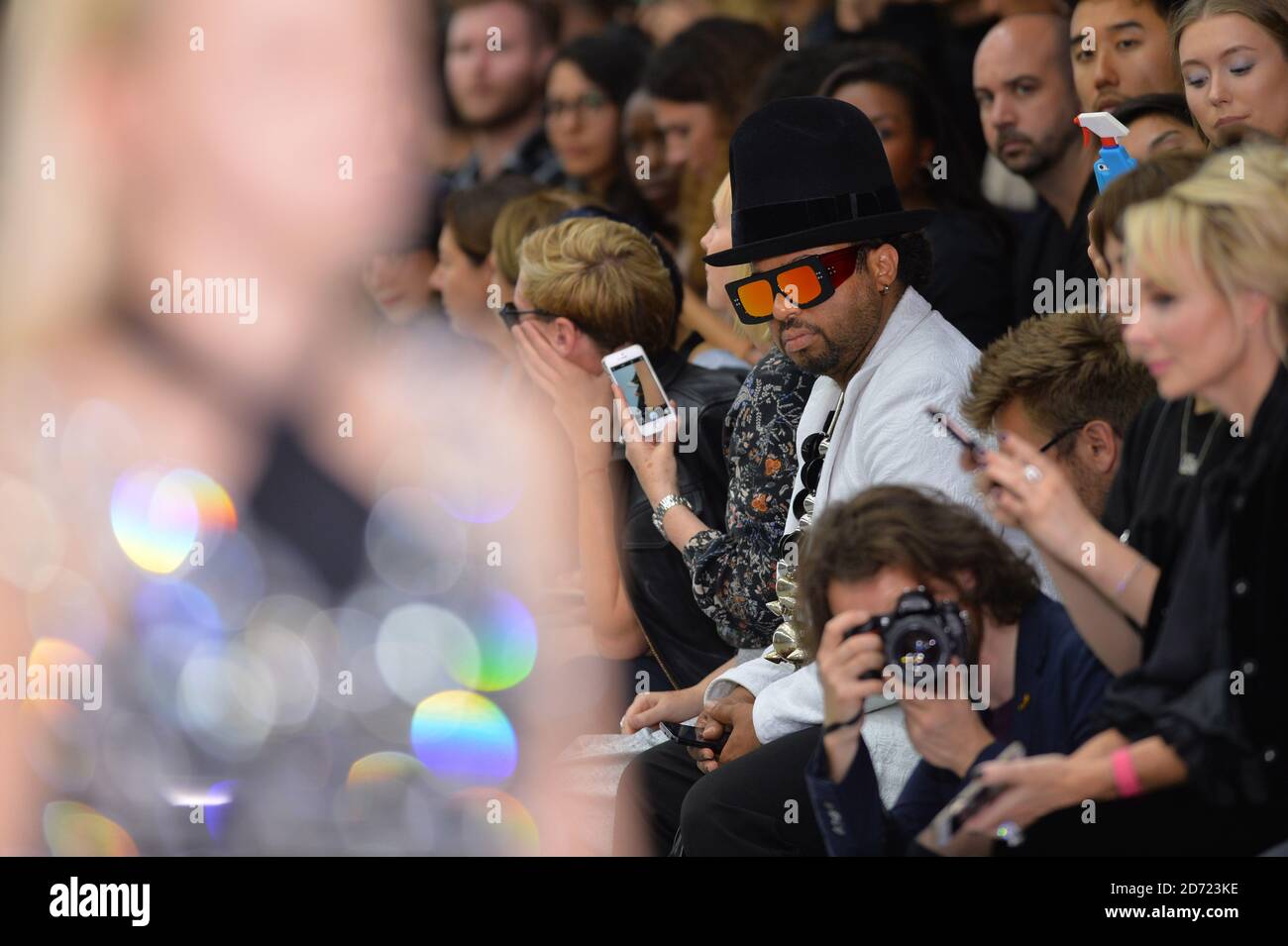 Fashionistas beobachten Models auf dem Laufsteg während der Sid Neigum Spring/Summer 2017 London Fashion Week Show, die im BFC Show Space, Brewer Street Car Park, London, stattfindet. Bilddatum: Dienstag, 20. September 2016. Bildnachweis sollte lauten: Matt Crossick/ EMPICS Entertainment. Stockfoto