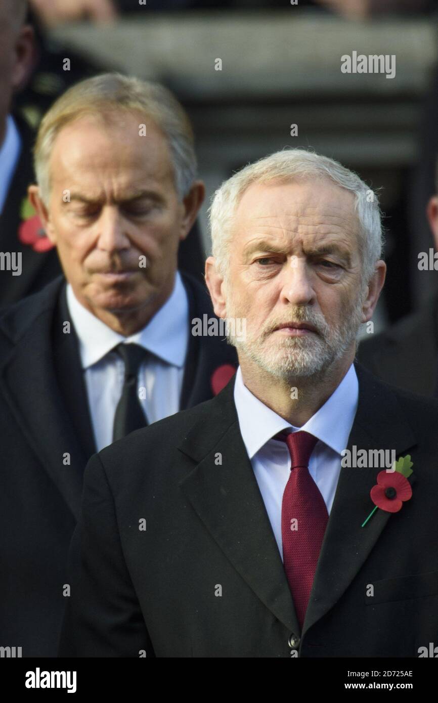 Der Gewerkschaftsführer Jeremy Corbyn und der ehemalige Premierminister Tony Blair während des jährlichen Gedenksonntagsgottesdienstes am Cenotaph-Denkmal in Whitehall, im Zentrum von London, in Anerkennung für Mitglieder der Streitkräfte, die bei größeren Konflikten ums Leben gekommen sind. Bilddatum: Sonntag, 13. November 2016. Bildnachweis sollte lauten: Matt Crossick/ EMPICS Entertainment. Stockfoto