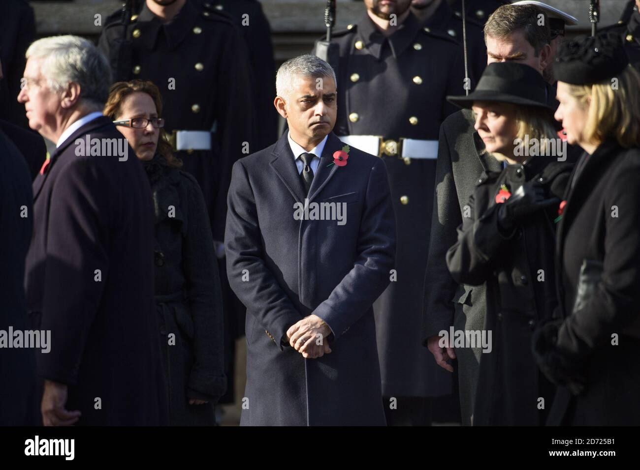 Sadiq Khan, Bürgermeister von London, während des jährlichen Gedenksonntagsgottesdienstes im Cenotaph-Denkmal in Whitehall, im Zentrum von London, zu Ehren von Mitgliedern der Streitkräfte, die bei größeren Konflikten ums Leben gekommen sind. Bilddatum: Sonntag, 13. November 2016. Bildnachweis sollte lauten: Matt Crossick/ EMPICS Entertainment. Stockfoto